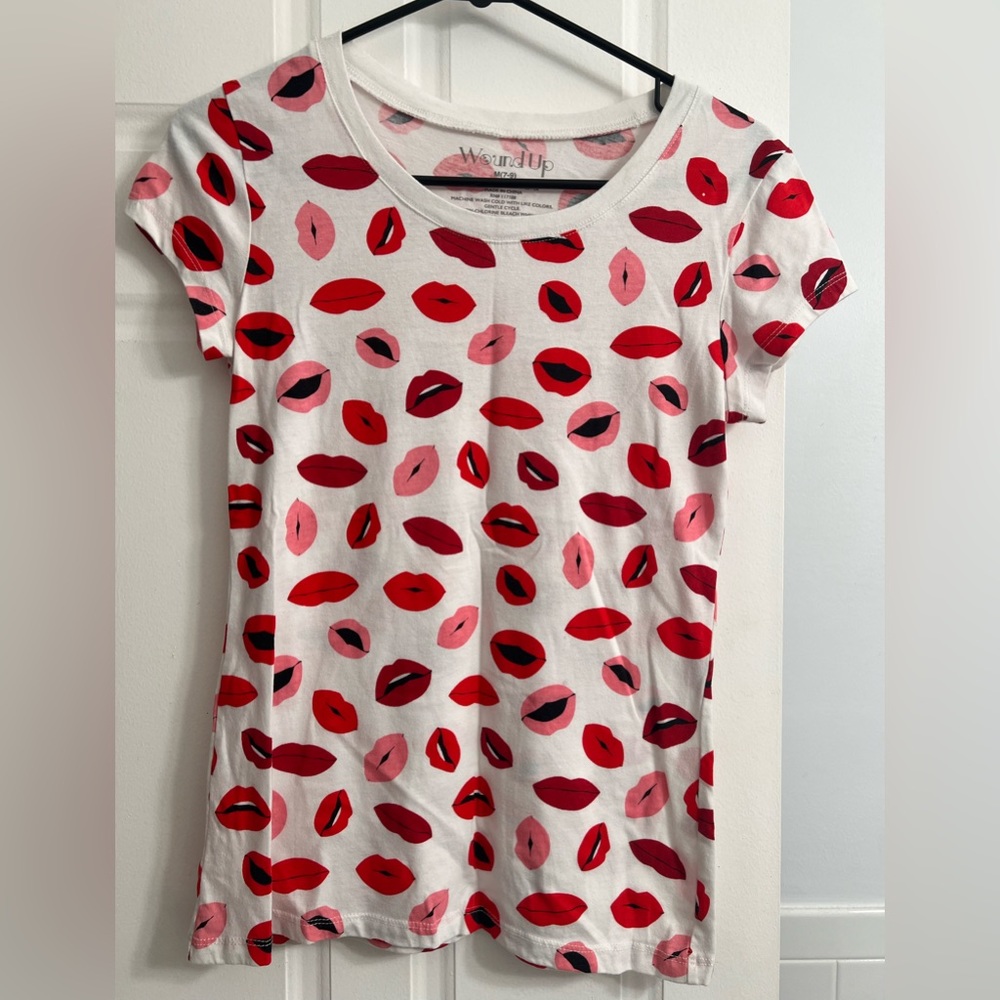 Wound Up white tee with lips - Size M (7-9)
